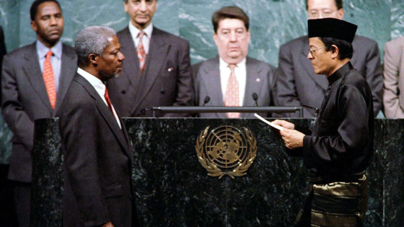 Kofi Annan bei seiner Vereidigung als UN-Generalsekretär im Jahr 1996: Er führte die Vereinten Nationen zehn Jahre lang.
