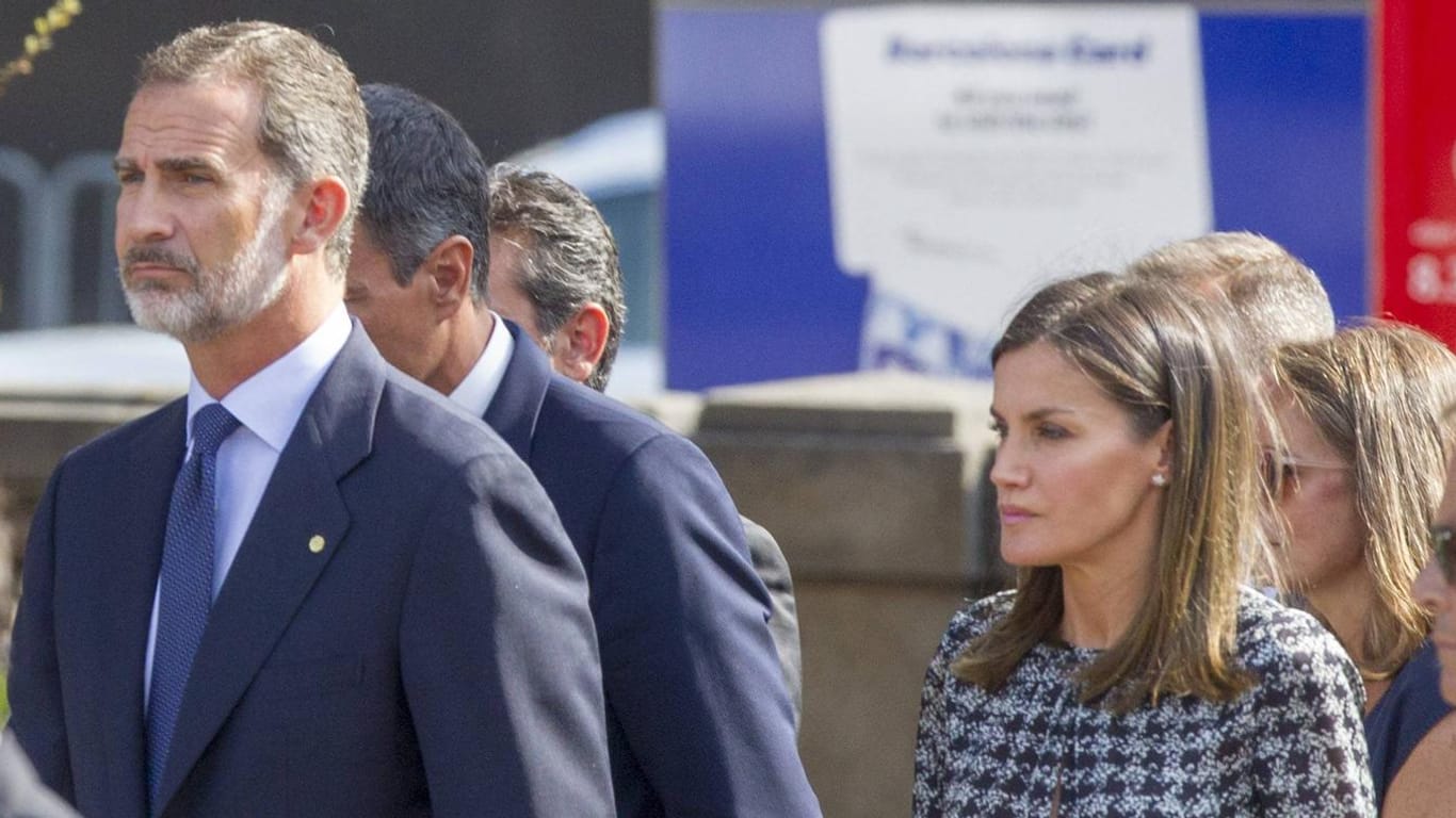 Bewegte Gesichte: König Felipe und Königin Letizia sind zum Ort der Anschläge gereist.