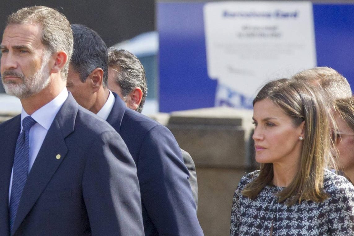 Bewegte Gesichte: König Felipe und Königin Letizia sind zum Ort der Anschläge gereist.