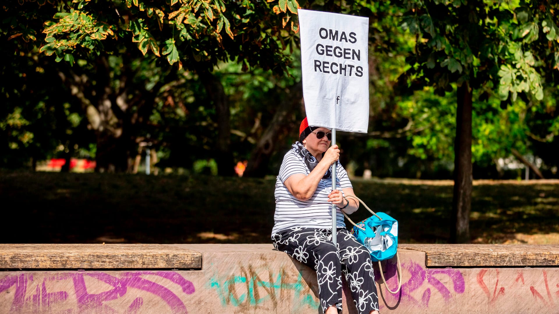 "Omas gegen rechts": Junge und Ältere demonstrierten in Berlin gegen den Neonazi-Aufmarsch.