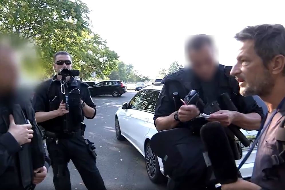 Diskussionen: Ein "Frontal 21"-Team wurde bei der Demonstration gegen Bundeskanzlerin Angela Merkel von der Polizei nach eigenen Angaben 40 bis 45 Minuten festgehalten.