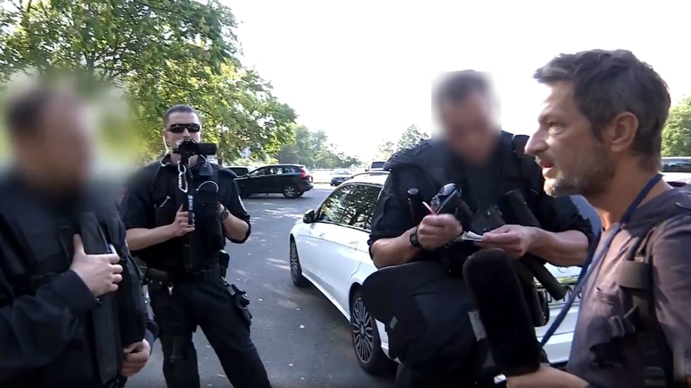 Diskussionen: Ein "Frontal 21"-Team wurde bei der Demonstration gegen Bundeskanzlerin Angela Merkel von der Polizei nach eigenen Angaben 40 bis 45 Minuten festgehalten.