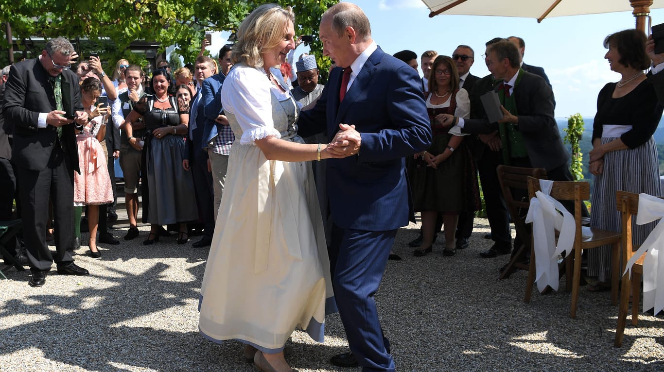 Österreichs Außenministerin Karin Kneissl tanzt mit Wladimir Putin: Der Besuch des russischen Präsidenten bei der Hochzeit hatte schon vorher zu Diskussionen geführt.