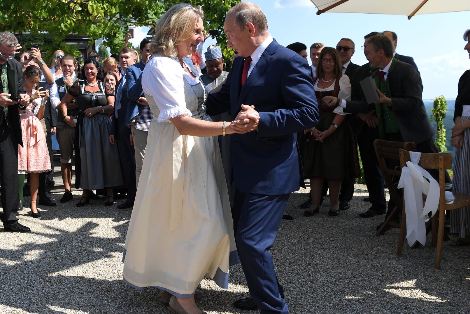 Österreichs Außenministerin Karin Kneissl tanzt mit Wladimir Putin: Der Besuch des russischen Präsidenten bei der Hochzeit hatte schon vorher zu Diskussionen geführt.