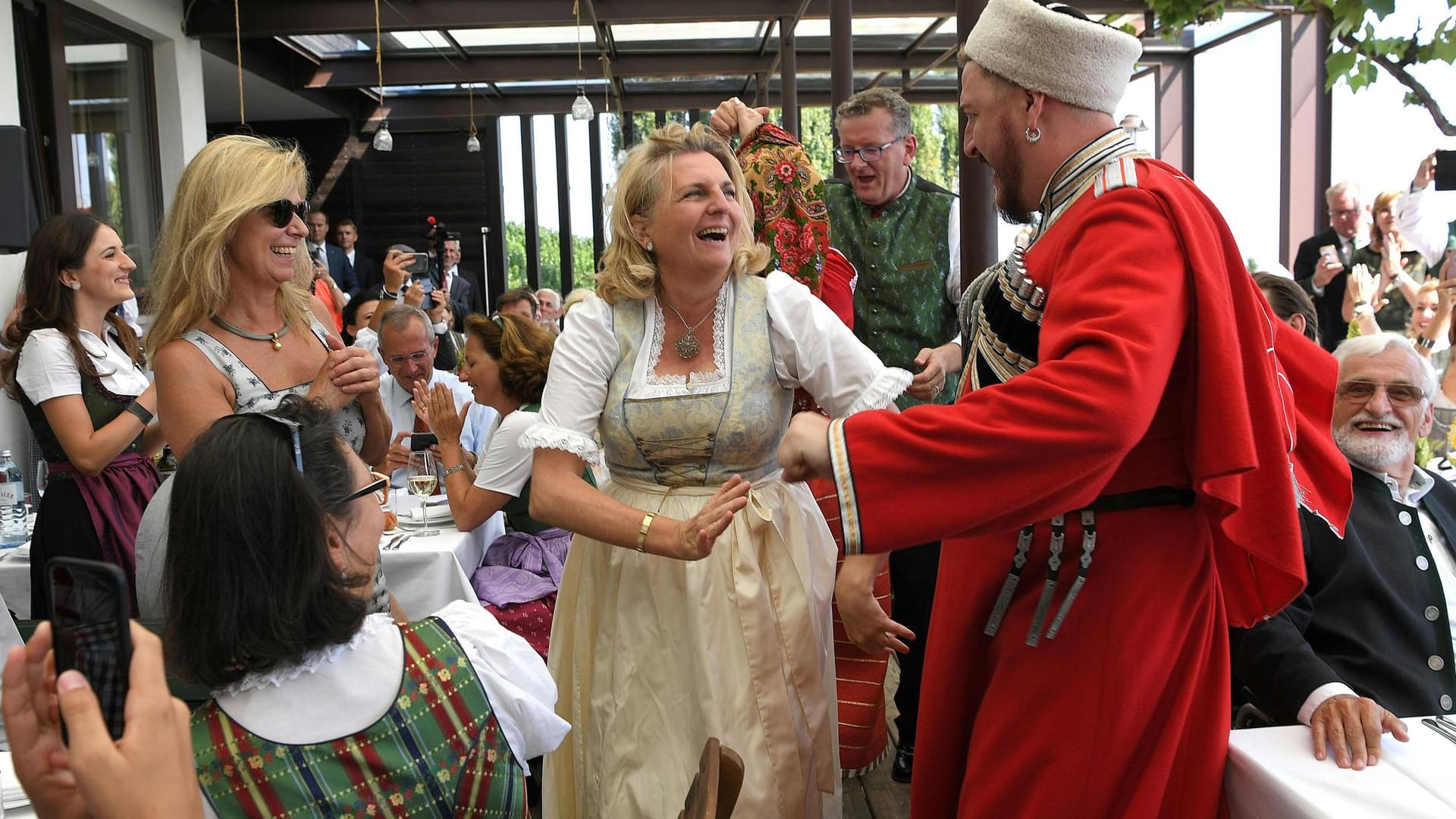 Karin Kneissl mit einem Mitglied des Don-Kosaken-Chores.