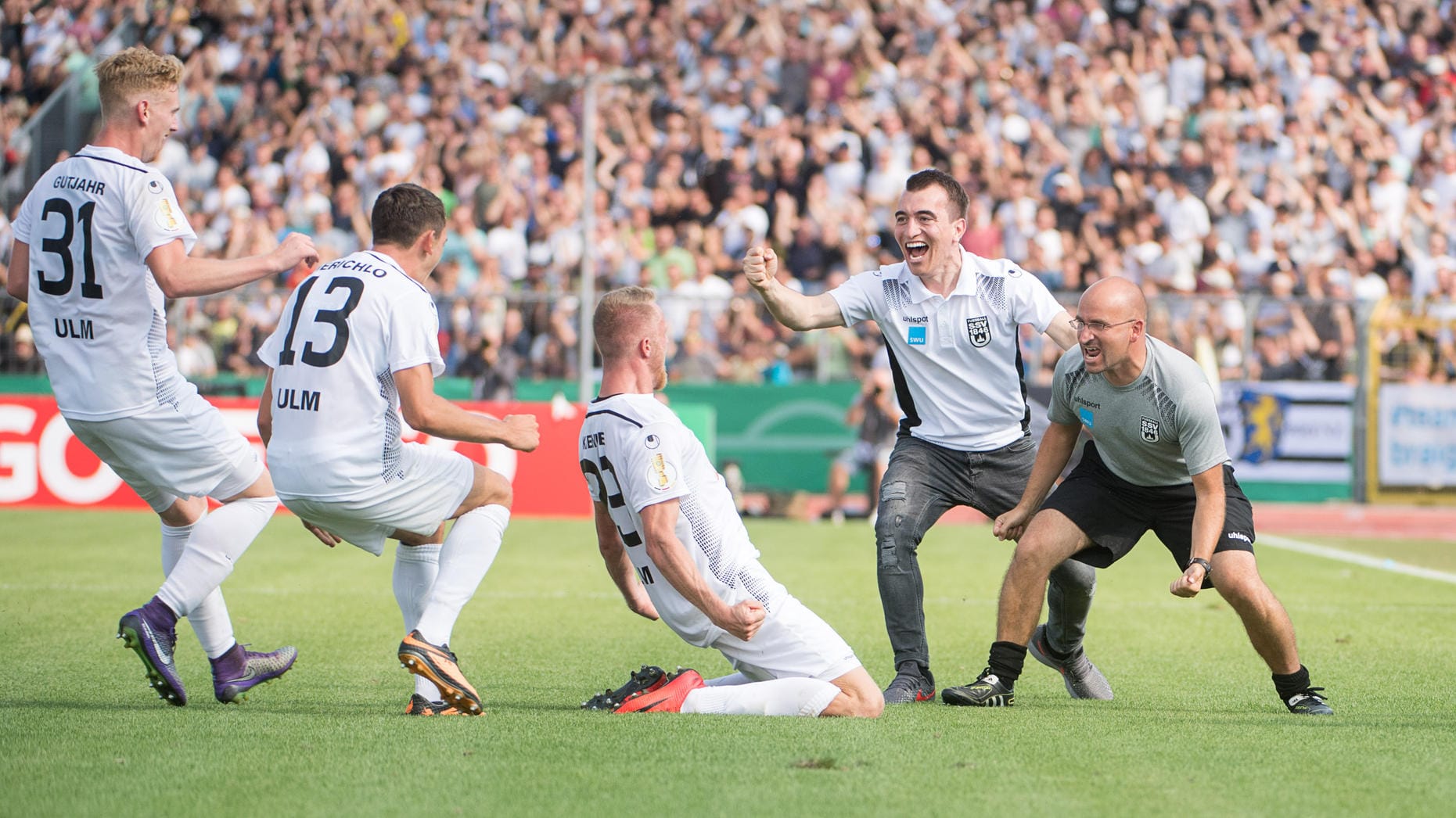 Die Spieler des SSV Ulm bejubeln das 1:0 durch Steffen Kienle.