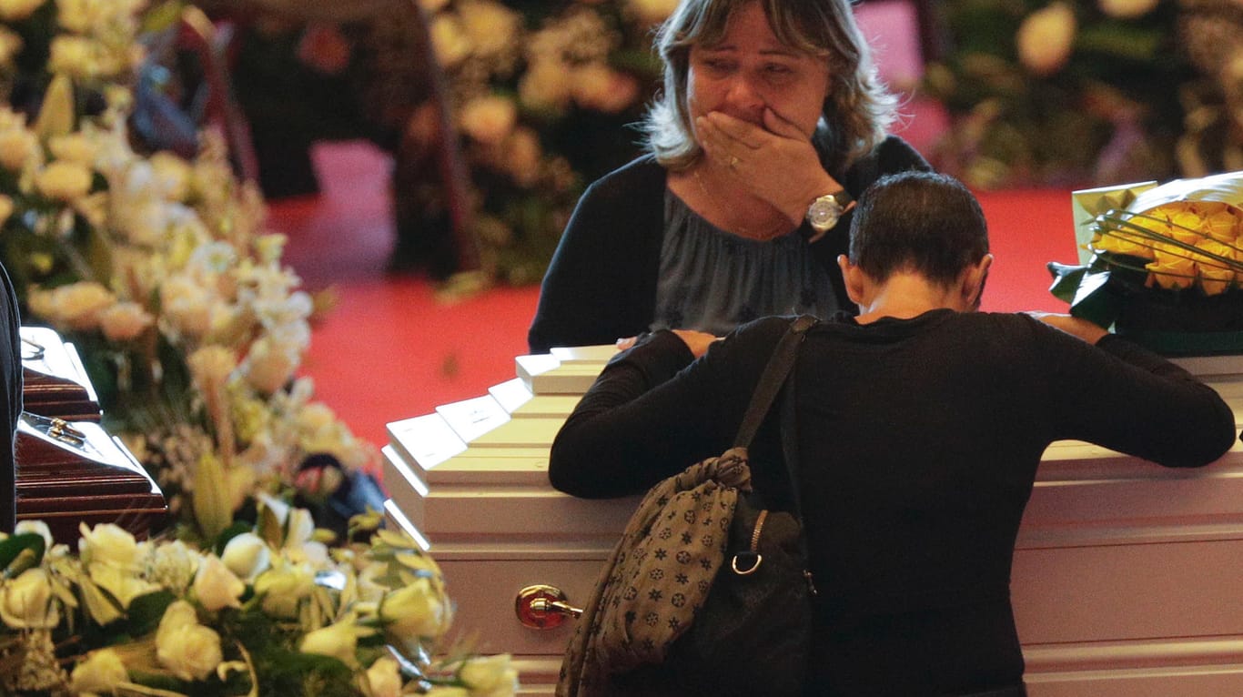 Verwandte weinen an einem Sarg: In Genua wurde der Opfer der Brückenkatastrophe gedacht.