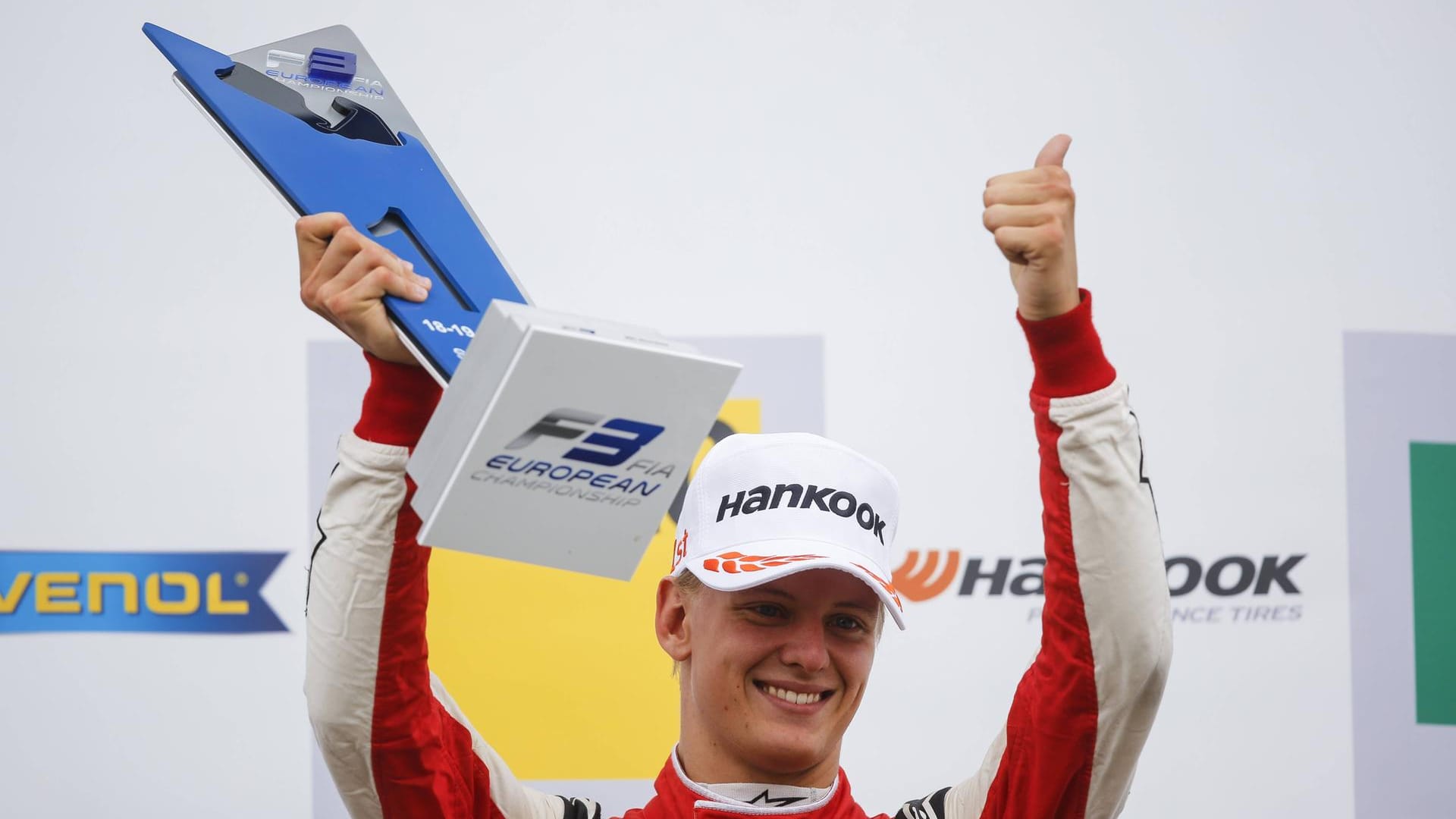 Mick Schumacher jubelt über seinen Sieg in Silverstone.