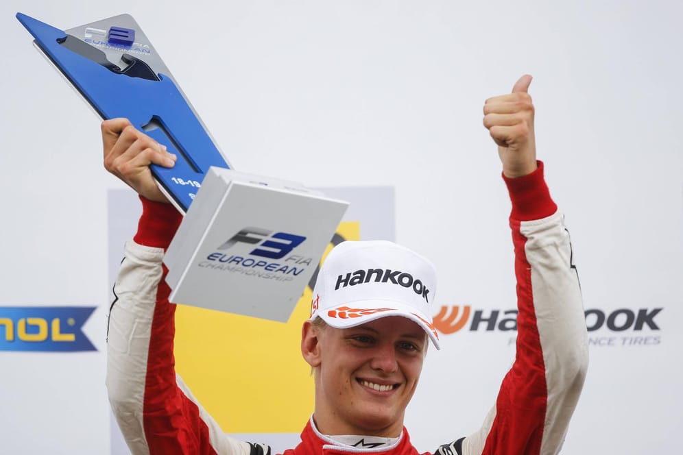 Mick Schumacher jubelt über seinen Sieg in Silverstone.