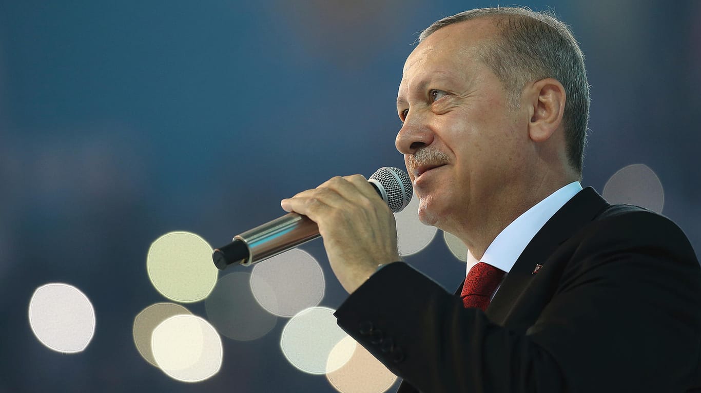 Recep Tayyip Erdogan: Der Staatspräsident der Türkei ist auf dem Kongress seiner Partei AKP zum Vorsitzenden gewählt worden.