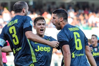 Torschütze Khedira (r.) jubelt mit Chiellini (li.) und Dybala.