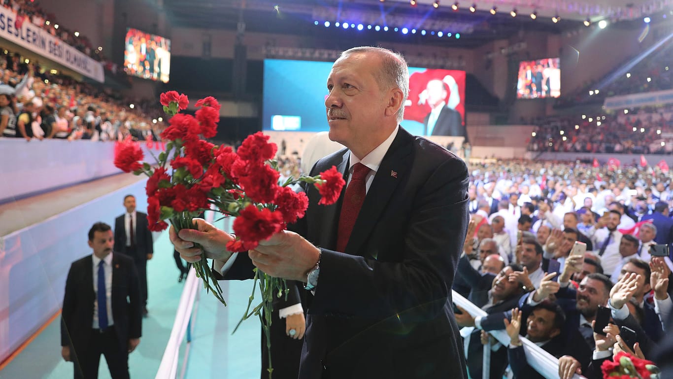 Erdogan schenkt seinen Anhängern beim Kongress seiner AKP Rosen.
