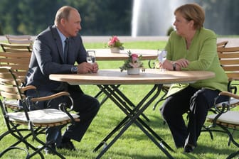 Wladimir Putin und Angela Merkel: Der russische Präsident und die deutsche Kanzlerin haben sich auf Schloss Meseberg getroffen.