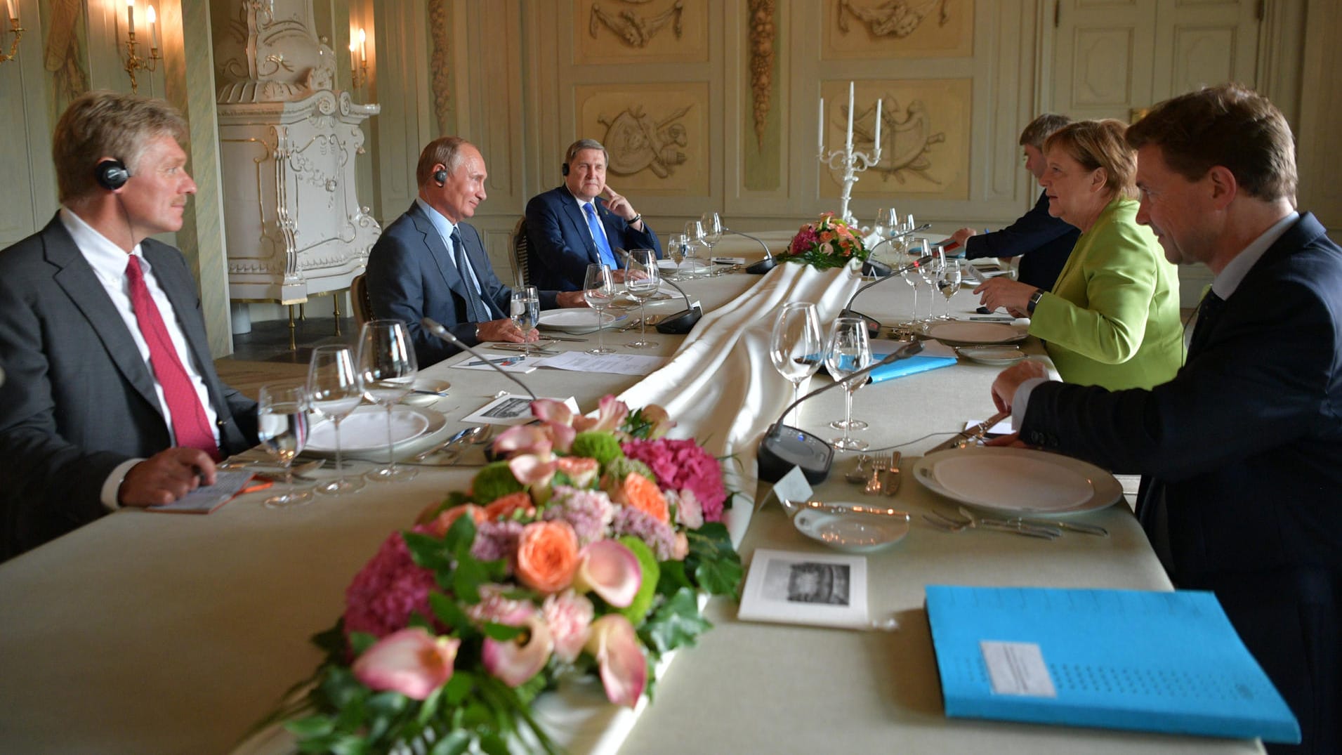 Angela Merkel spricht mit Wladimir Putin im Gästehaus des Schlosses Meseberg in Brandenburg.