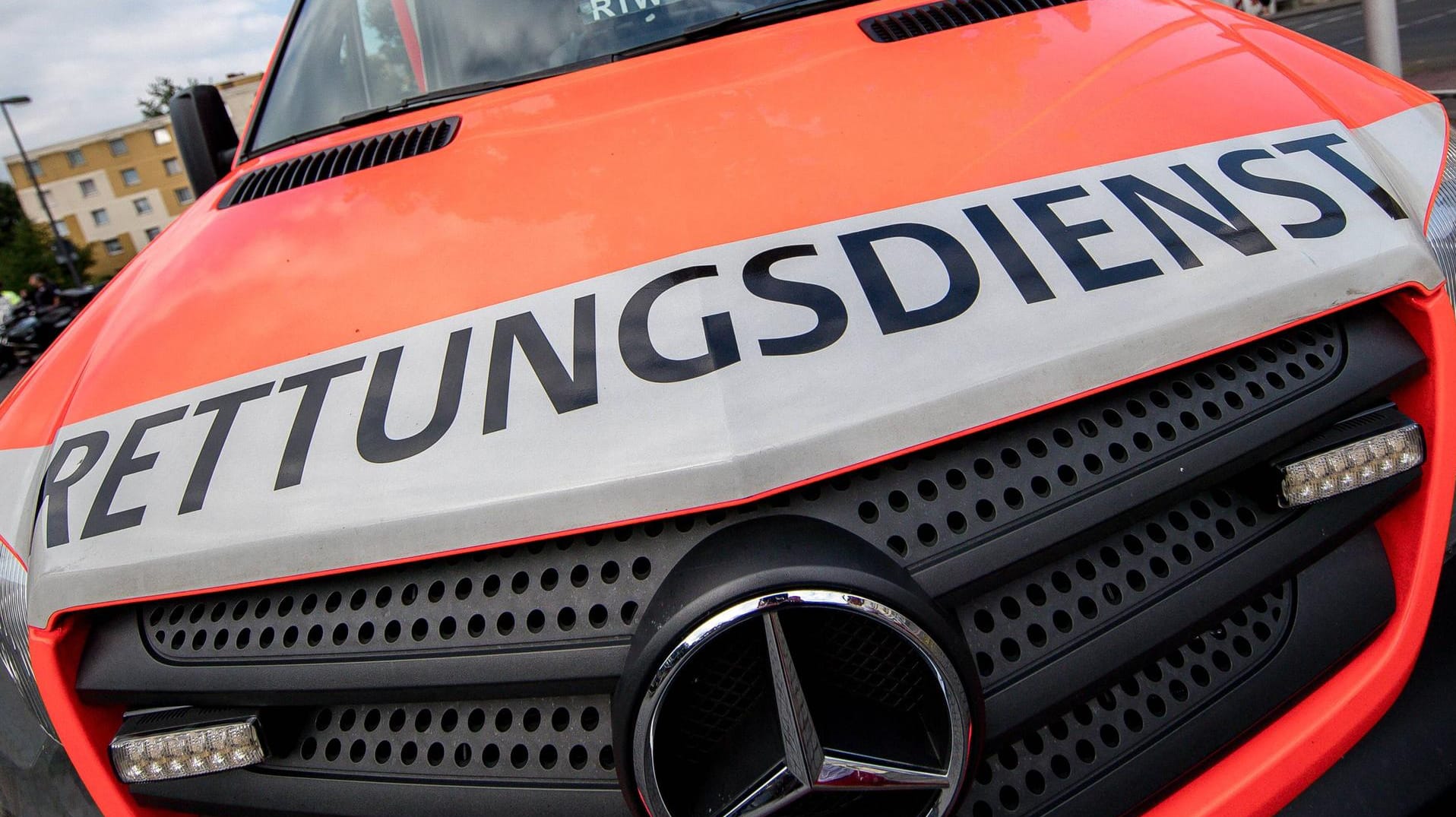 Rettungsdienst im Einsatz (Symbolfoto): Bei einem schweren Verkehrsunfall in Niedersachsen sind drei Menschen gestorben. Rettungsdienst im Einsatz (Symbolfoto): Bei einem schweren Verkehrsunfall in Niedersachsen sind drei Menschen gestorben.