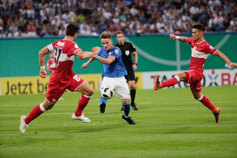 Rostocks Pepic (M.) gegen Stuttgarts Gomez (li.) und Didavi.
