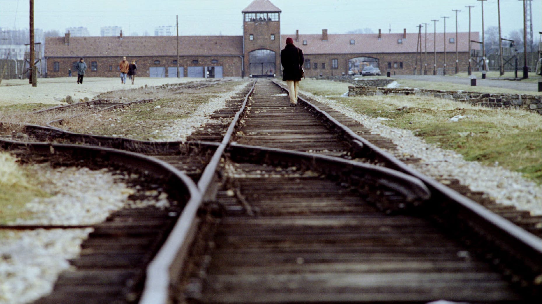 Besucher in der Gedenkstätte des Konzentrationslagers Auschwitz: Die Bundesregierung kürzt Opferrenten, um 4.000 Euro zu sparen.