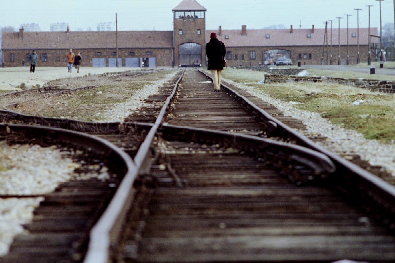 Besucher in der Gedenkstätte des Konzentrationslagers Auschwitz: Die Bundesregierung kürzt Opferrenten, um 4.000 Euro zu sparen.