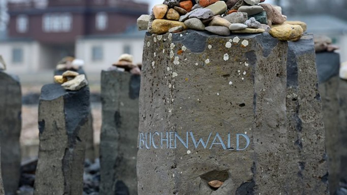 Kleine Steine liegen im ehemaligen Konzentrationslager Buchenwald auf einem Gedenkstein.