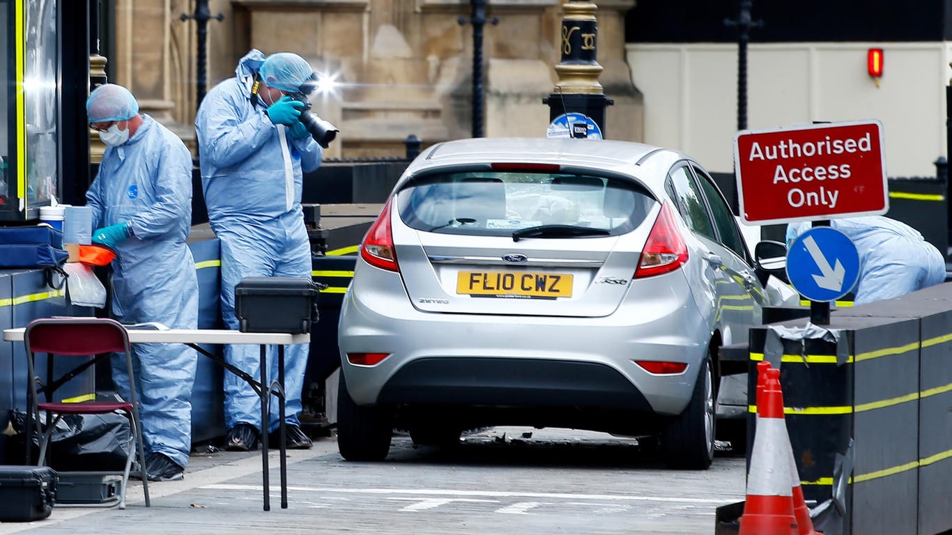 Spurensicherung am Tatort: Nach der Amokfahrt vor dem britischen Parlament ermittelt die Polizei wegen Mordversuchs – der Fall werde als Terrorakt behandelt.