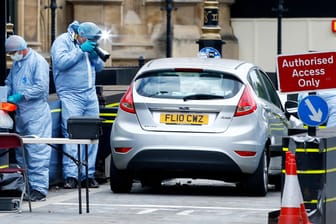 Spurensicherung am Tatort: Nach der Amokfahrt vor dem britischen Parlament ermittelt die Polizei wegen Mordversuchs – der Fall werde als Terrorakt behandelt.