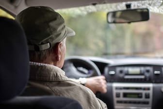 Älterer Autofahrer