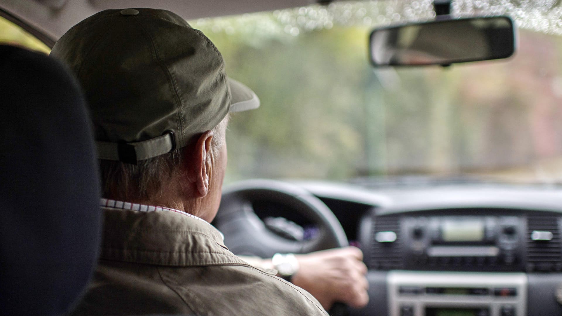 Älterer Autofahrer