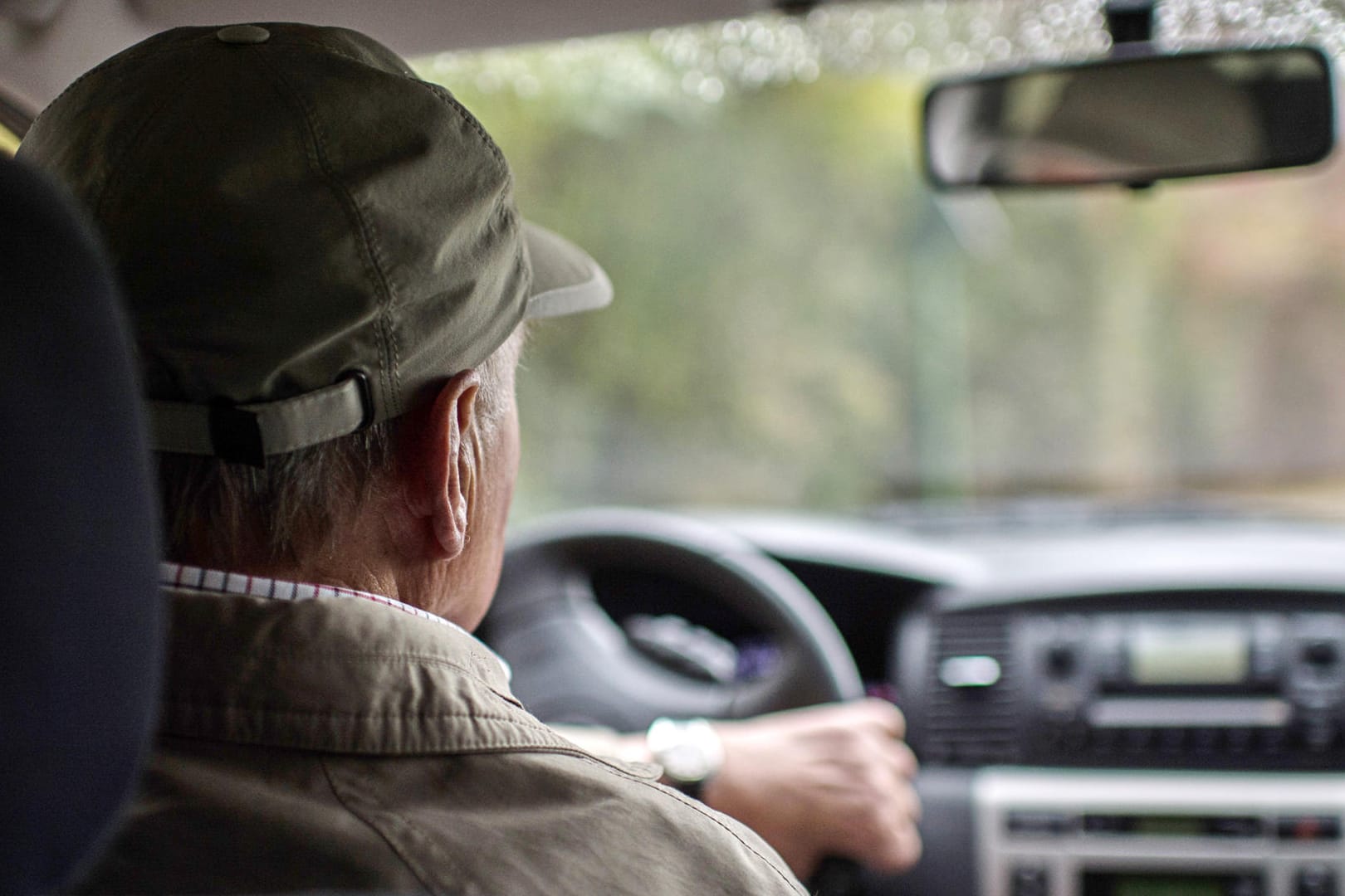Älterer Autofahrer