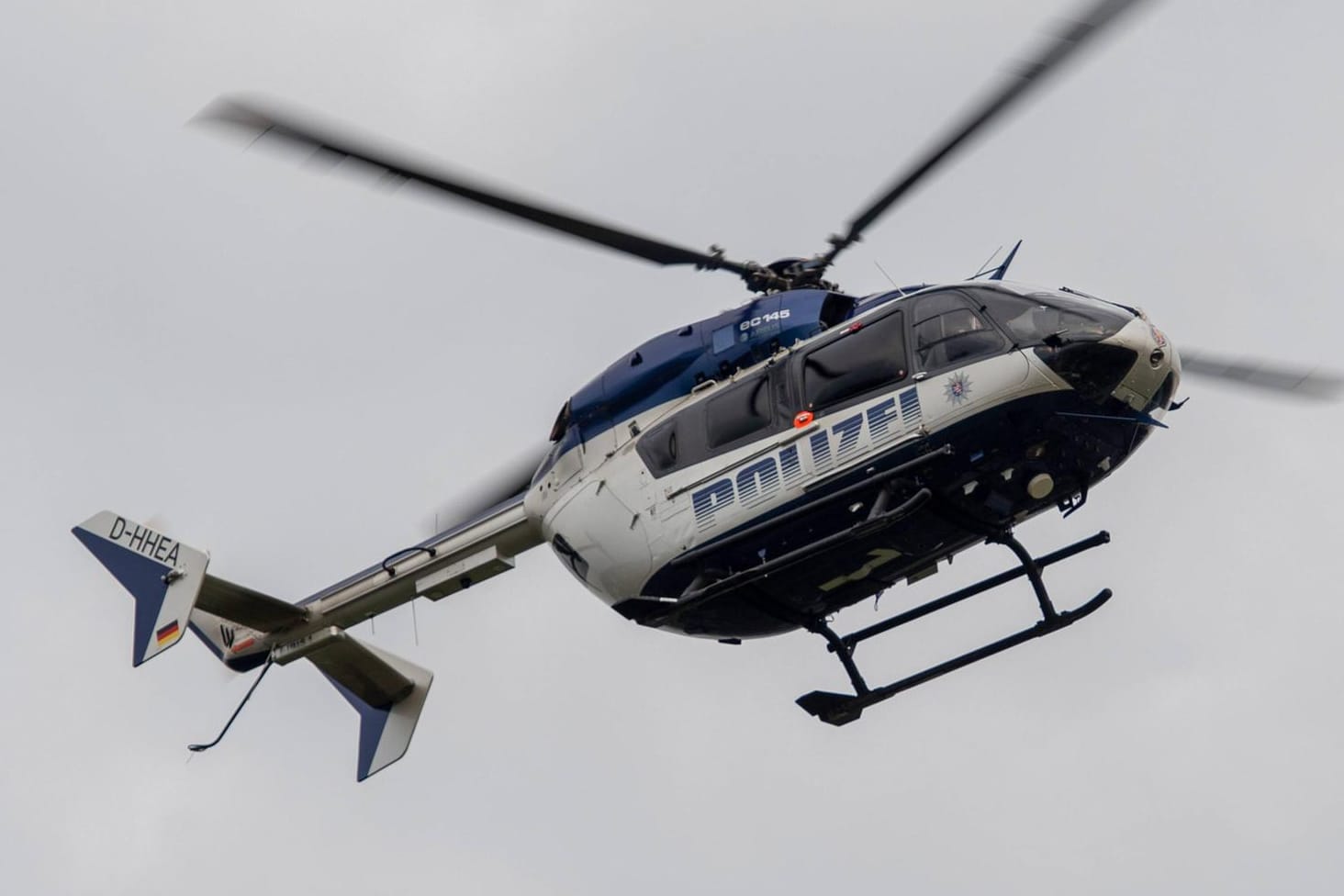 Polizeihubschrauber der hessischen Polizei (Symbolbild): Während dem Einkaufen muss eine Mutter in Mainz feststellen, dass ihr kleiner Sohn verschwunden ist. Nach einer stundenlangen Suchaktion mit Helikoptereinsatz konnte der Junge im weit entfernten Offenbach wiedergefunden werden.