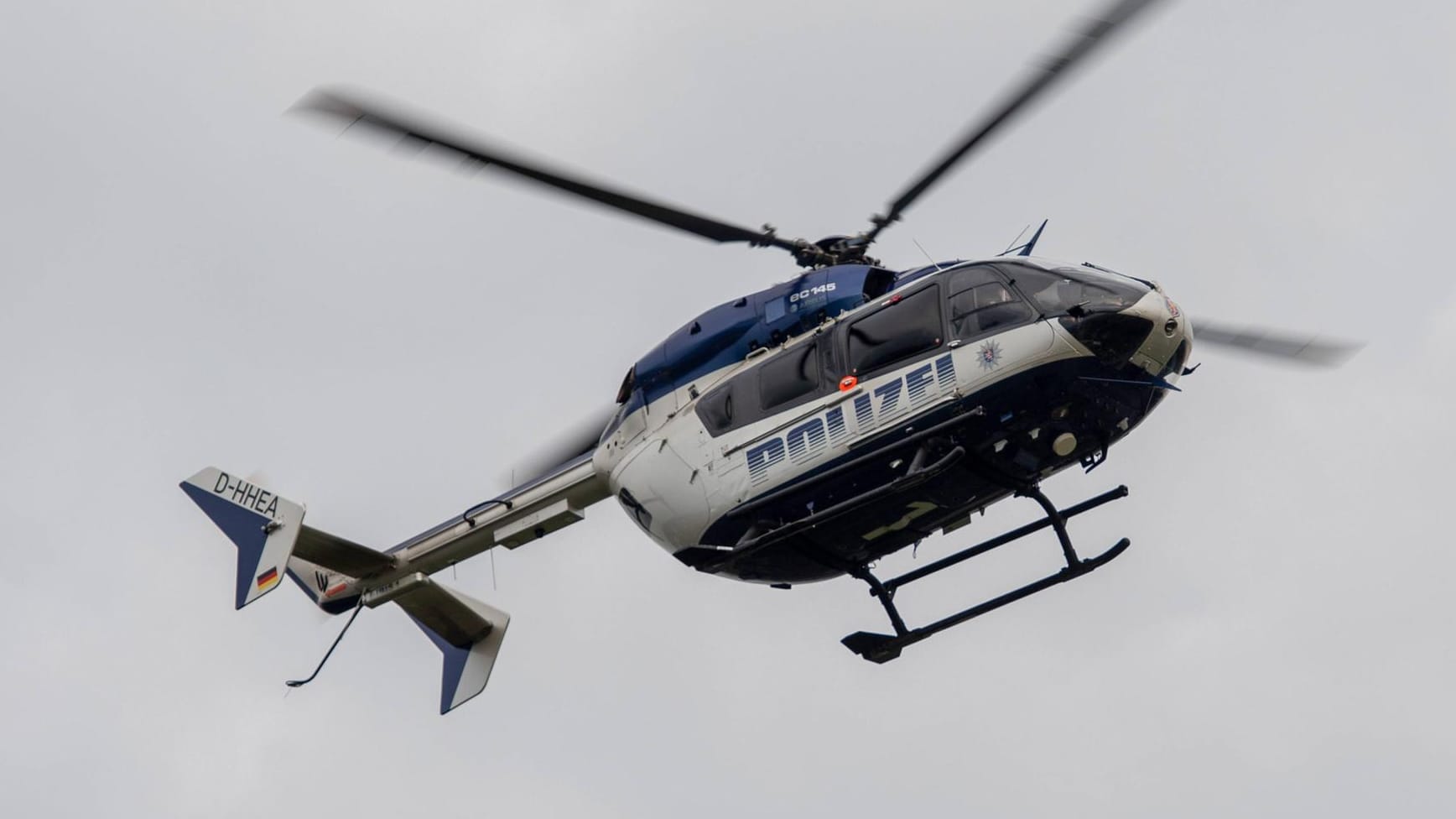 Polizeihubschrauber der hessischen Polizei (Symbolbild): Während dem Einkaufen muss eine Mutter in Mainz feststellen, dass ihr kleiner Sohn verschwunden ist. Nach einer stundenlangen Suchaktion mit Helikoptereinsatz konnte der Junge im weit entfernten Offenbach wiedergefunden werden.