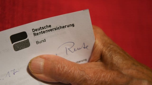 Im Koalitionsvertrag ist vereinbart, das Rentenniveau bis 2025 bei 48 Prozent zu stabilisieren. Im Koalitionsvertrag ist vereinbart, das Rentenniveau bis 2025 bei 48 Prozent zu stabilisieren.