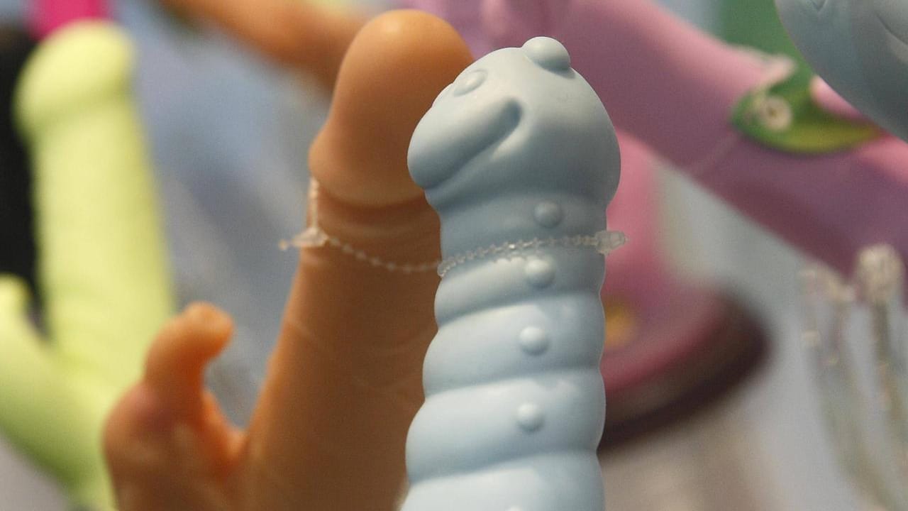 Dildos auf der Adult-Care Expo in Shanghai (Symbolbild): Dildos werden auf vielfältigste Art und Weise zum Einsatz gebracht. Ein Gläubiger aus Bad Kreuznach hat nun in einer Auseinandersetzung mit seinem Schuldner überraschend demonstriert, dass sich die Spielzeuge auch als Schlagstock nutzen lassen. Dildos auf der Adult-Care Expo in Shanghai (Symbolbild): Dildos werden auf vielfältigste Art und Weise zum Einsatz gebracht. Ein Gläubiger aus Bad Kreuznach hat nun in einer Auseinandersetzung mit seinem Schuldner überraschend demonstriert, dass sich die Spielzeuge auch als Schlagstock nutzen lassen.
