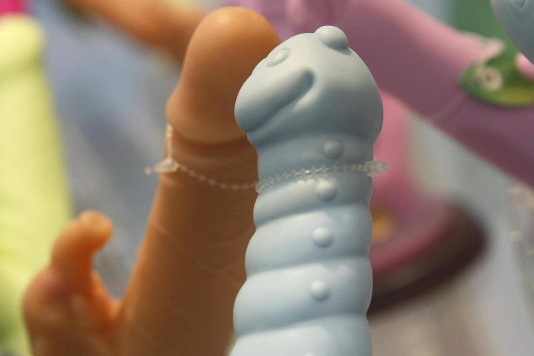 Dildos auf der Adult-Care Expo in Shanghai (Symbolbild): Dildos werden auf vielfältigste Art und Weise zum Einsatz gebracht. Ein Gläubiger aus Bad Kreuznach hat nun in einer Auseinandersetzung mit seinem Schuldner überraschend demonstriert, dass sich die Spielzeuge auch als Schlagstock nutzen lassen.