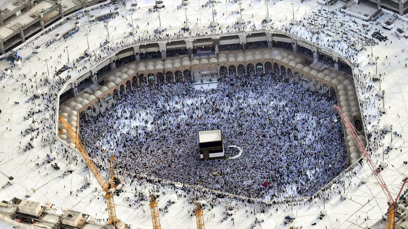 Muslimische Pilger umkreisen beim Hadsch das Heiligtum Kaaba in der großen Moschee in Mekka: Der Hadsch ist die jährliche islamische Pilgerfahrt, bei der Muslime aus aller Welt in die Heilige Stadt Mekka strömen, und eine der fünf Grundpflichten des Islams. Der diesjährige Hadsch findet vom 19.08.-24.08.2018 statt.
