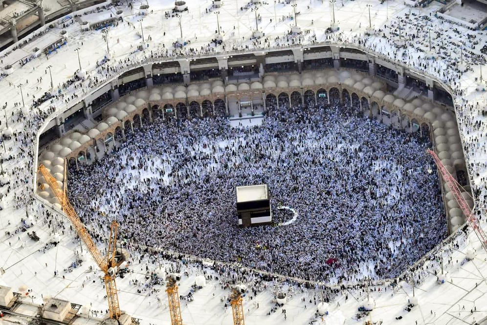 Muslimische Pilger umkreisen beim Hadsch das Heiligtum Kaaba in der großen Moschee in Mekka: Der Hadsch ist die jährliche islamische Pilgerfahrt, bei der Muslime aus aller Welt in die Heilige Stadt Mekka strömen, und eine der fünf Grundpflichten des Islams. Der diesjährige Hadsch findet vom 19.08.-24.08.2018 statt.