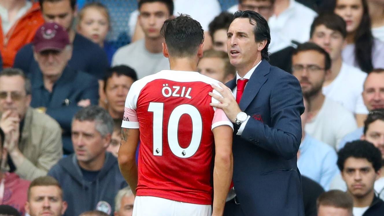 Musste nach knapp 70 Minuten vom Platz: Mesut Özil mit Arsenal-Coach Unai Emery.