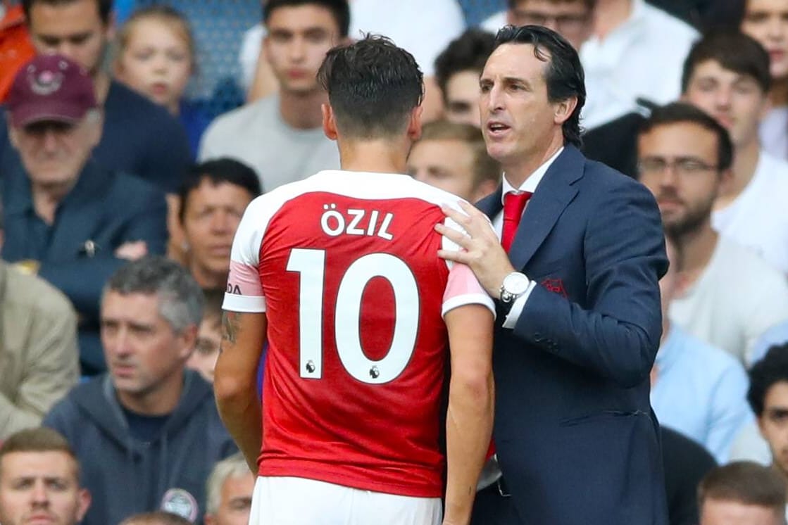 Musste nach knapp 70 Minuten vom Platz: Mesut Özil mit Arsenal-Coach Unai Emery.