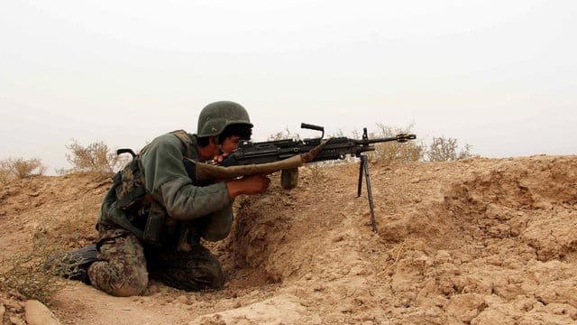 Ein Mitglied der afghanischen Sicherheitskräfte bei einem Einsatz gegen die Taliban. Ein Mitglied der afghanischen Sicherheitskräfte bei einem Einsatz gegen die Taliban.