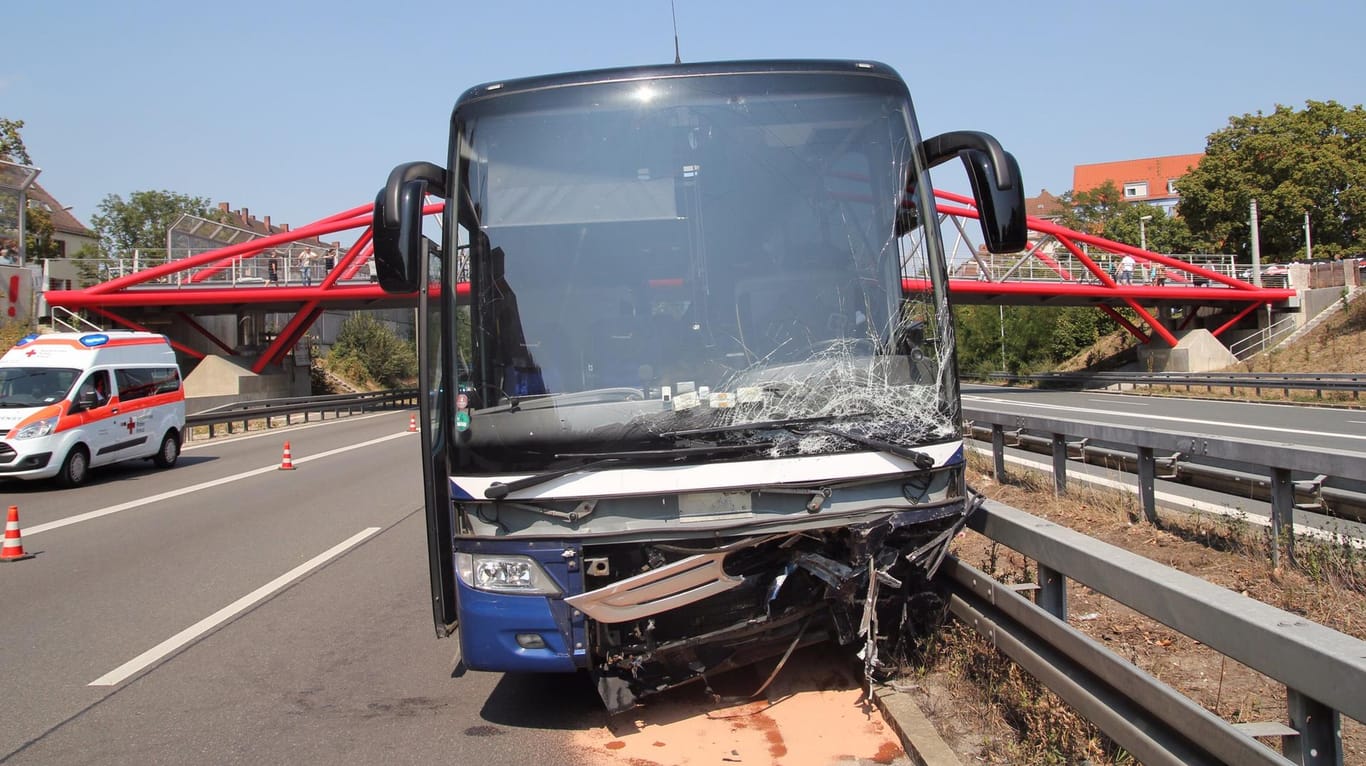 Der beschädigte Bus nach dem Unfall: Die Geisterfahrerin schwebt nach dem Zusammenstoß in Lebensgefahr.