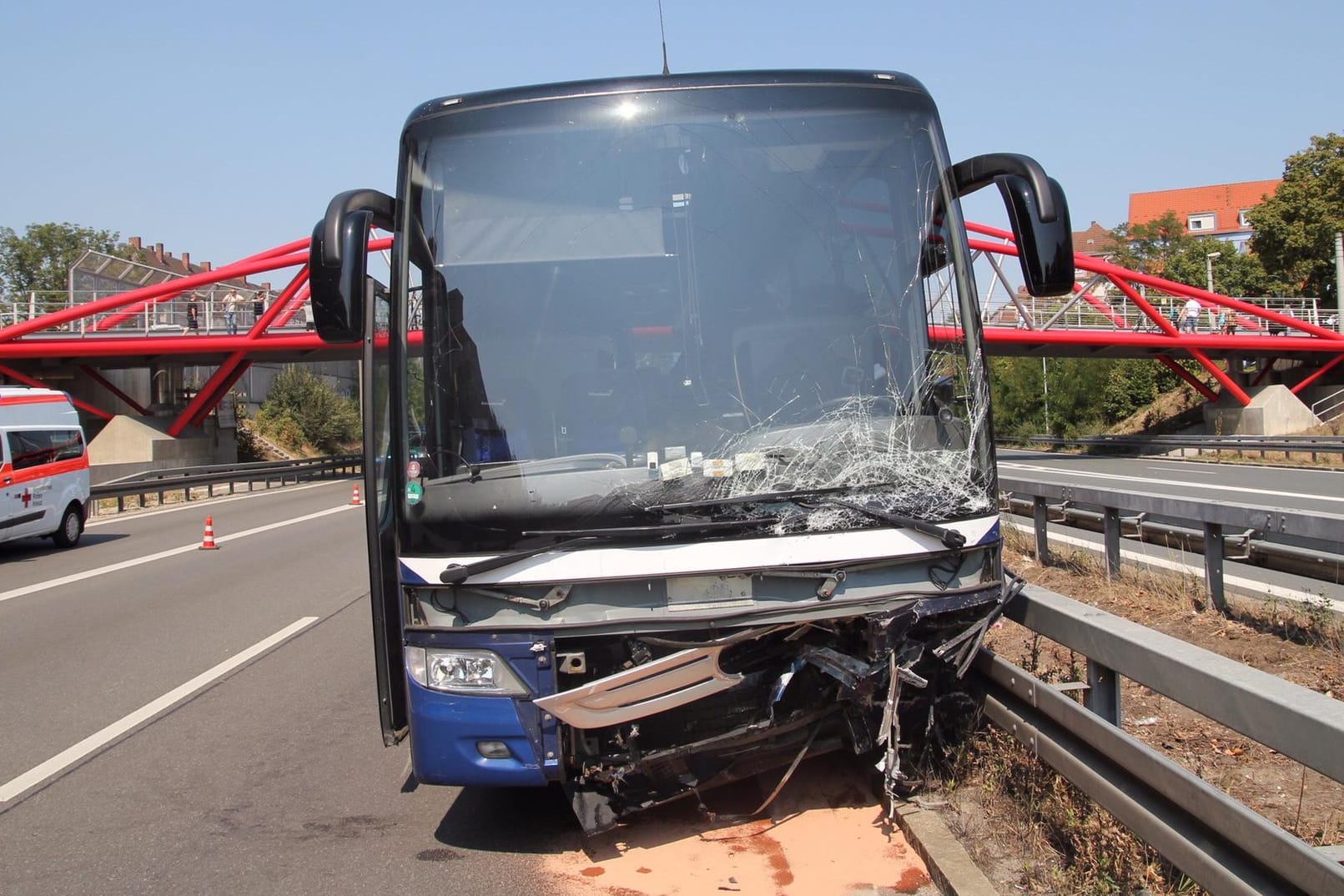 Der beschädigte Bus nach dem Unfall: Die Geisterfahrerin schwebt nach dem Zusammenstoß in Lebensgefahr.