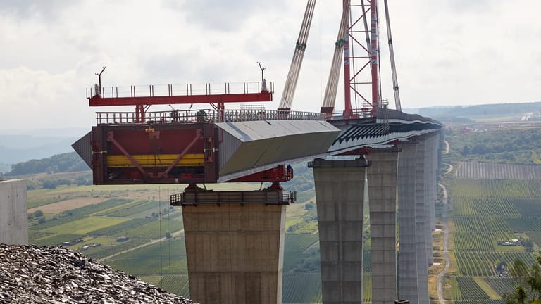 Bau an der Hochmoselbrücke: An der rund 1,7 Kilometer langen Brücke läuft derzeit die Verschubphase für das letzte rund 231 Meter lange Teilstück, das den Hunsrück mit der Eifel verbinden wird. Die Hochmoselbrücke soll im kommenden Jahr fertiggestellt werden.