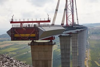 Bau an der Hochmoselbrücke: An der rund 1,7 Kilometer langen Brücke läuft derzeit die Verschubphase für das letzte rund 231 Meter lange Teilstück, das den Hunsrück mit der Eifel verbinden wird. Die Hochmoselbrücke soll im kommenden Jahr fertiggestellt werden.