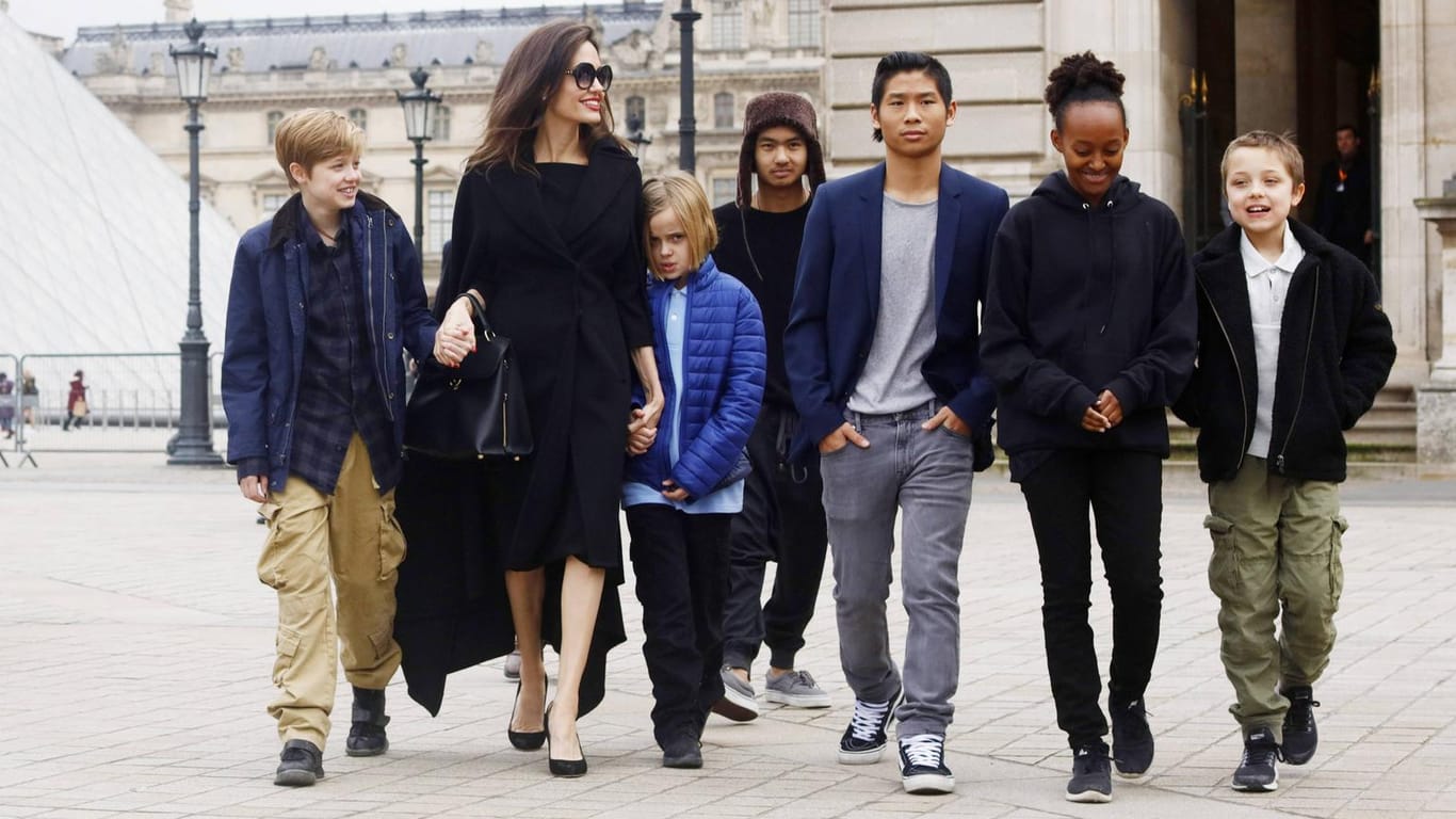 Familienbande: Schauspielerin Angelina Jolie mit ihren sechs Kindern in Paris.