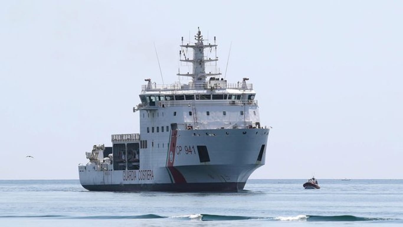 Die "Diciotti", ausgerechnet ein Schiff der italienischen Küstenwache, darf nicht in Italien anlegen, weil 177 Migranten an Bord sind.