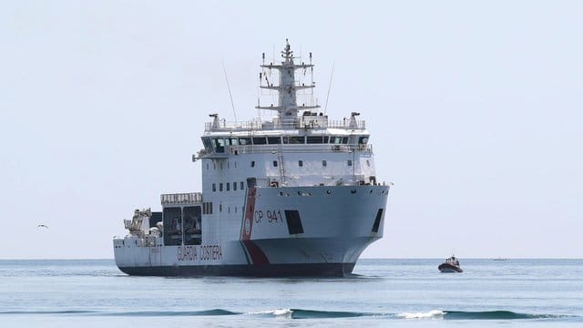 Die "Diciotti", ausgerechnet ein Schiff der italienischen Küstenwache, darf nicht in Italien anlegen, weil 177 Migranten an Bord sind. Die "Diciotti", ausgerechnet ein Schiff der italienischen Küstenwache, darf nicht in Italien anlegen, weil 177 Migranten an Bord sind.