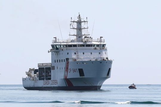 Die "Diciotti", ausgerechnet ein Schiff der italienischen Küstenwache, darf nicht in Italien anlegen, weil 177 Migranten an Bord sind.