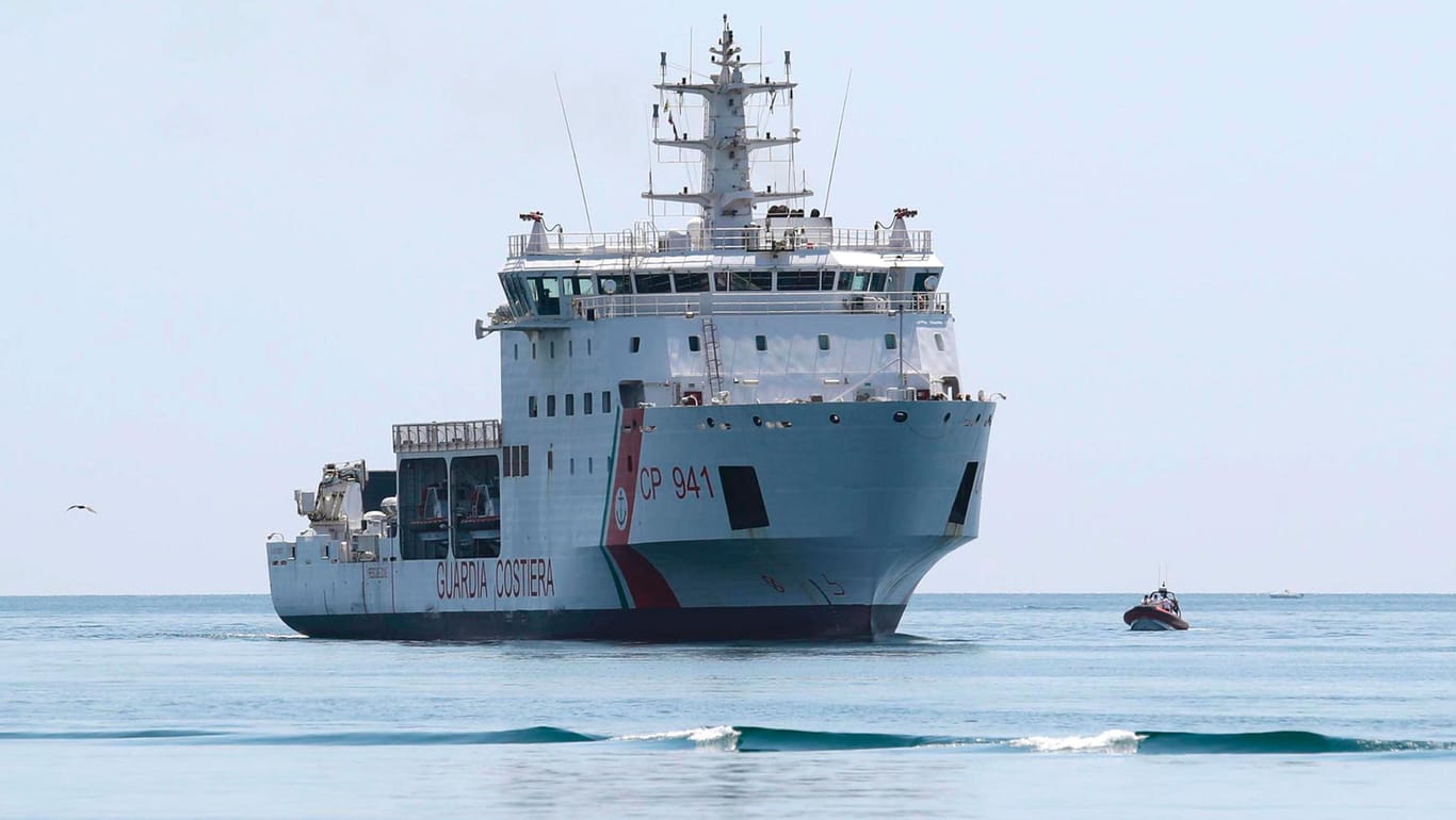 Das Schiff "Diciotti" der italienischen Küstenwache: Malta und Italien streiten darum, wer die Migranten an Bord aufnehmen soll.