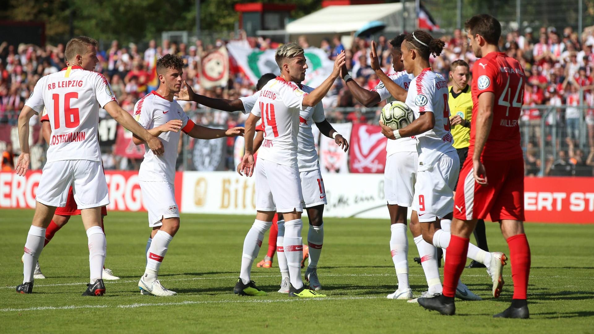 Erlösender Jubel: Die Leipziger um Kevin Kampl (M.) feiern gegen Viktoria Köln.