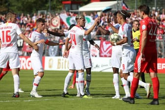 Erlösender Jubel: Die Leipziger um Kevin Kampl (M.) feiern gegen Viktoria Köln.