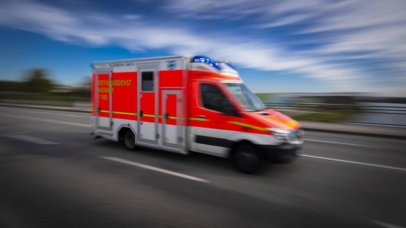 Ein Krankenwagen mit Blaulicht (Symbolfoto): Bei einem Motorradunfall sind zwei Menschen gestorben.